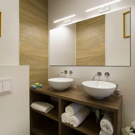 Il Verde, Deluxe Two Bedroom In Center アパート